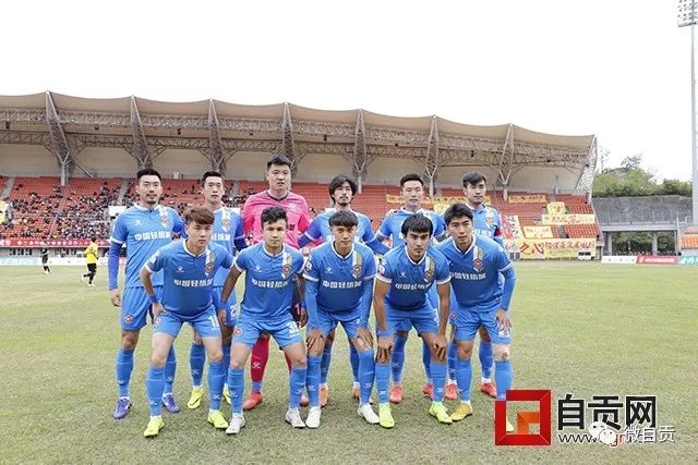 组图：40岁老将惺惺相惜 C罗与莫德里奇交换队旗
